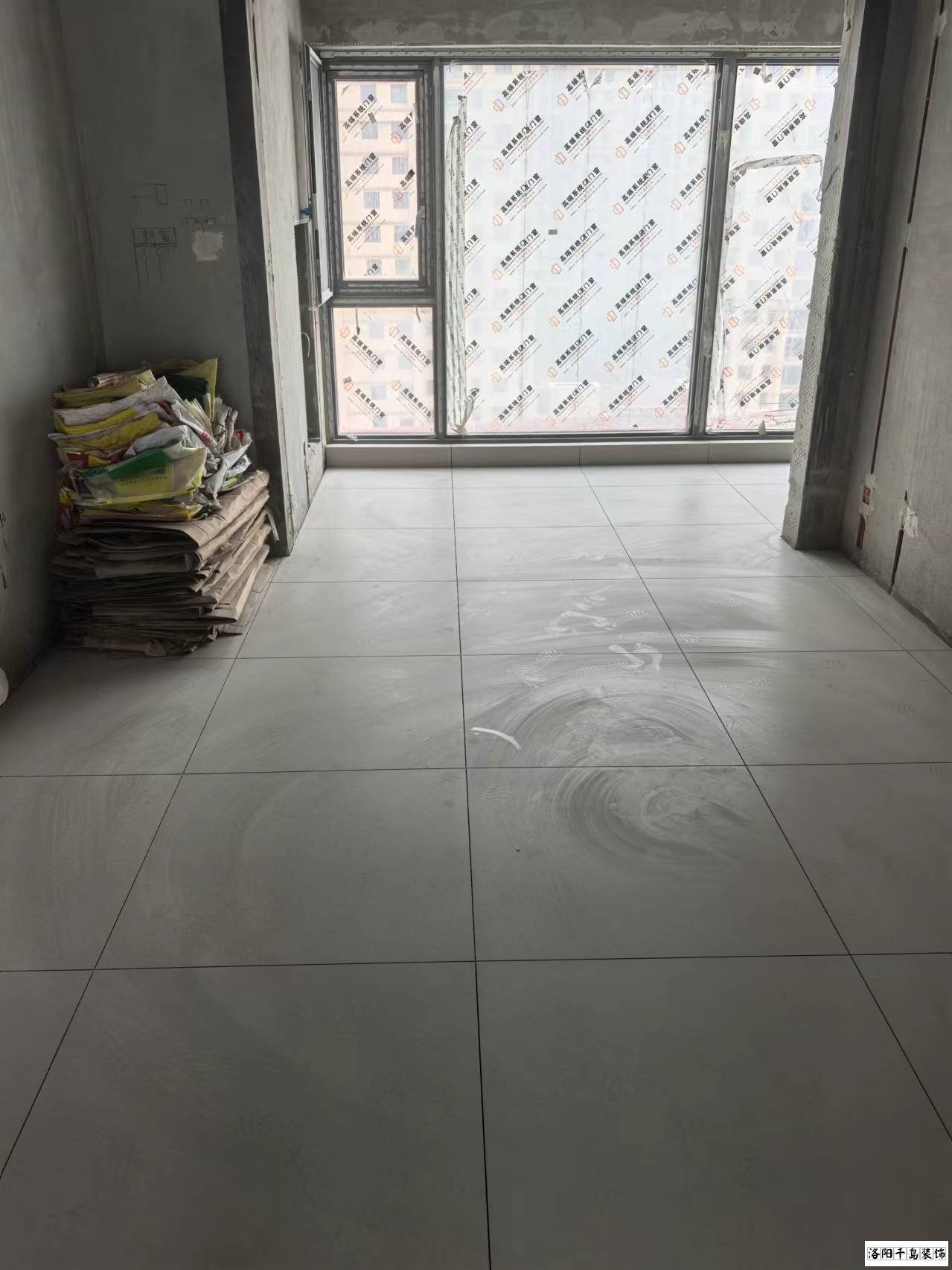洛陽(yáng)云熙府裝修鋪磚實(shí)景圖